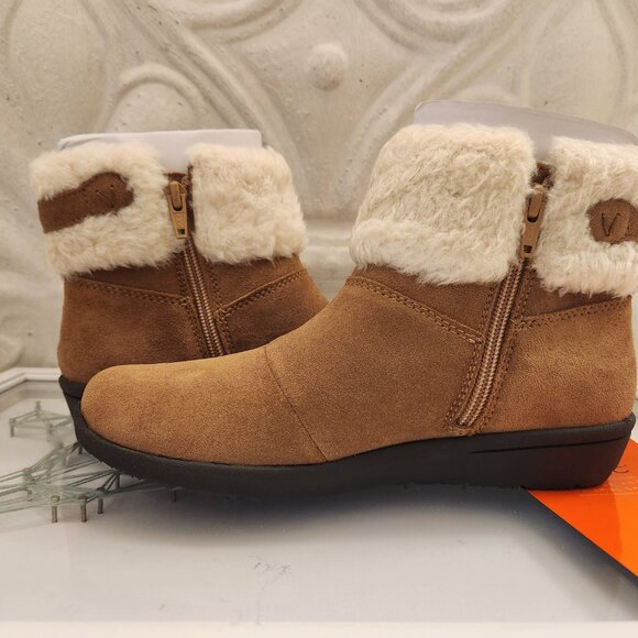 NWT Vionic Magnolia Ruth Suede Weather Resistant Ankle Boots in US Size 5 - Picture 8 of 12